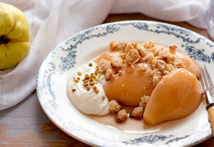 Crumble de coings pochés