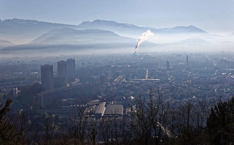 Le chauffage et le transport sont les premières sources de pollution en France. Crédits jackduvr