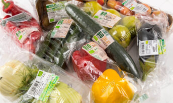 Fruits et légumes bio suremballés.