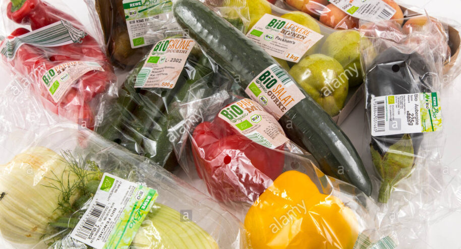 Fruits et légumes bio suremballés.