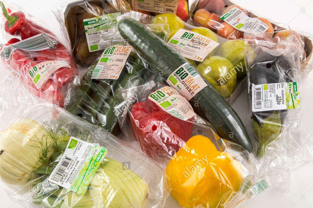 Fruits et légumes bio suremballés.