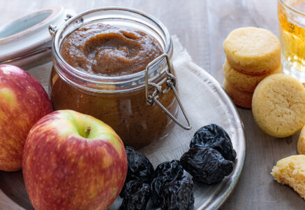 Sablés bretons et compote de pomme et pruneau au cidre