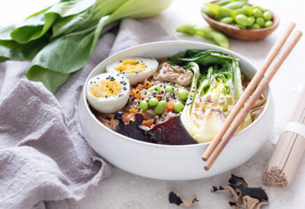 Bouillon épicé, nouilles soba et bok choy