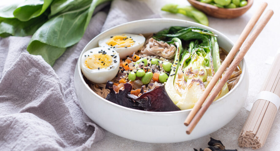Bouillon épicé, nouille soba, bok choy - Mon Quotidien Autrement - © E. Montuclard