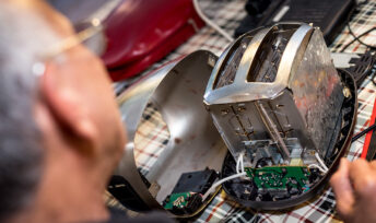 Dans les repairs cafés, on peut réparer ses appareils électroniques.