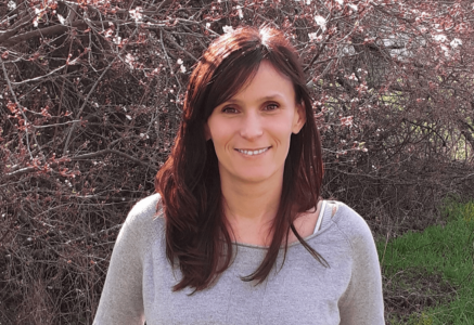 Caroline Baly, fondatrice de Aïako pour un jardin au naturel