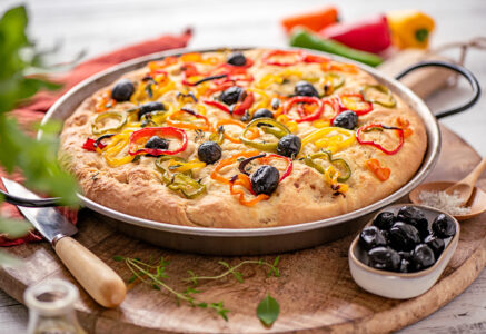 Focaccia aux poivrons et olives noires