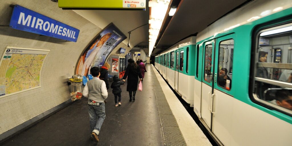 Dans les stations de métro, l'air est particulièrement pollué.