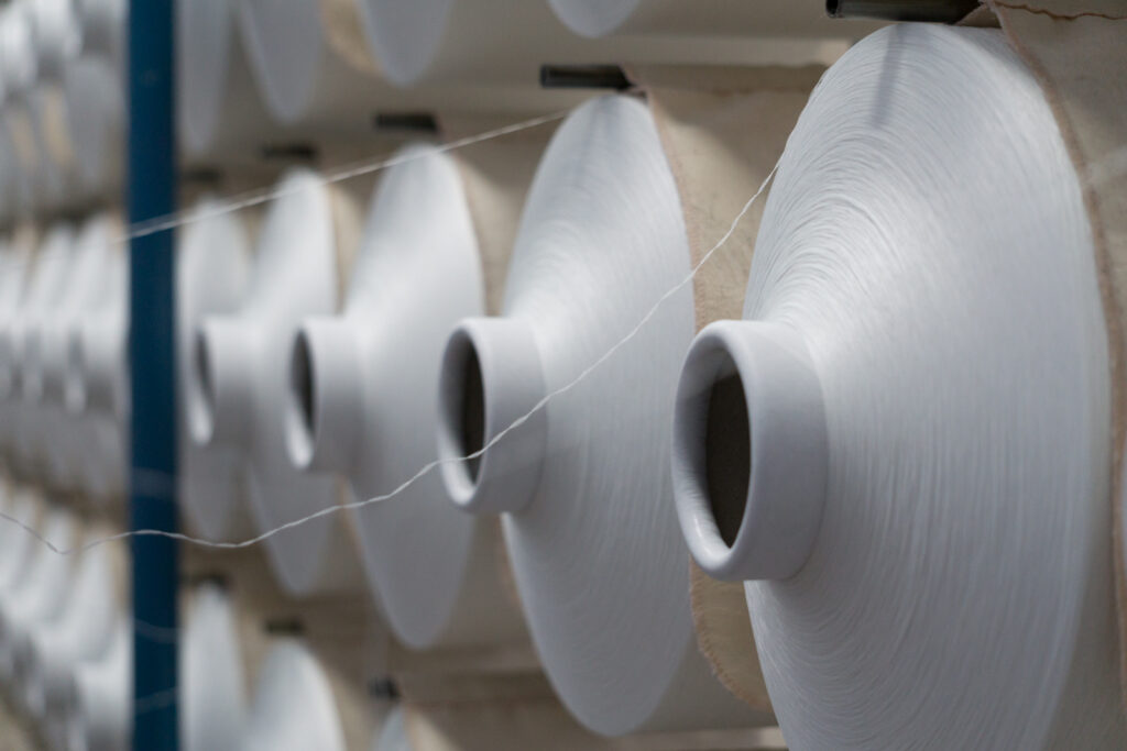 La marque Hopaal utilise un mélange de fibre de coton et de polyester recyclé.