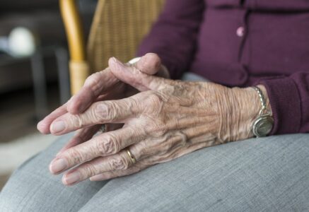 300 000 vieilles personnes sont en situation de « mort sociale »