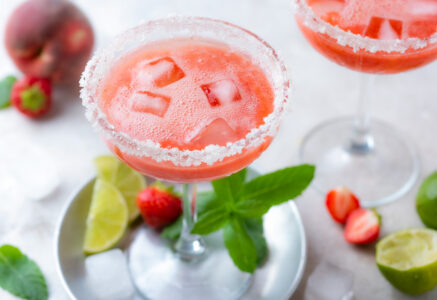 Cocktail fruité : pêche, fraise et menthe