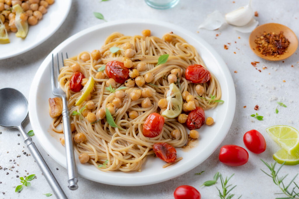Spaghetti semi-complètes, pois chiches rôtis au romarin et tomates cerises confites - Mon Quotidien Autrement - © E. Montuclard