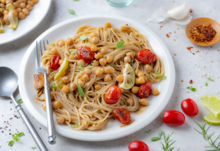Spaghettis semi-complets et pois chiches rôtis au romarin