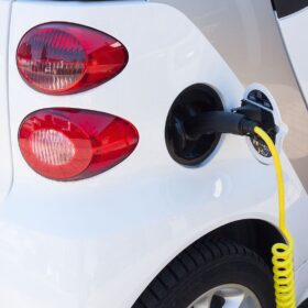 La fabrication de la voiture électrique est polluante.