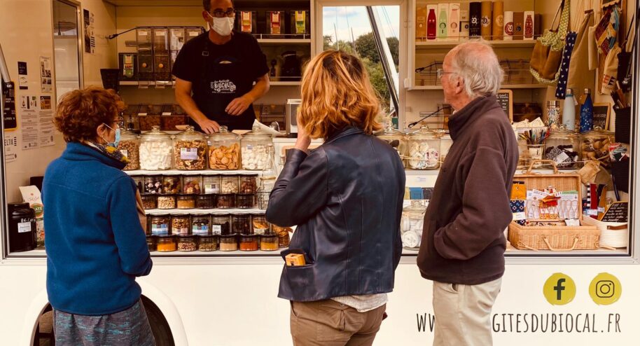Julie Mathieu et Armel Devaux ont lancé cet été une épicerie de vrac ambulante.
