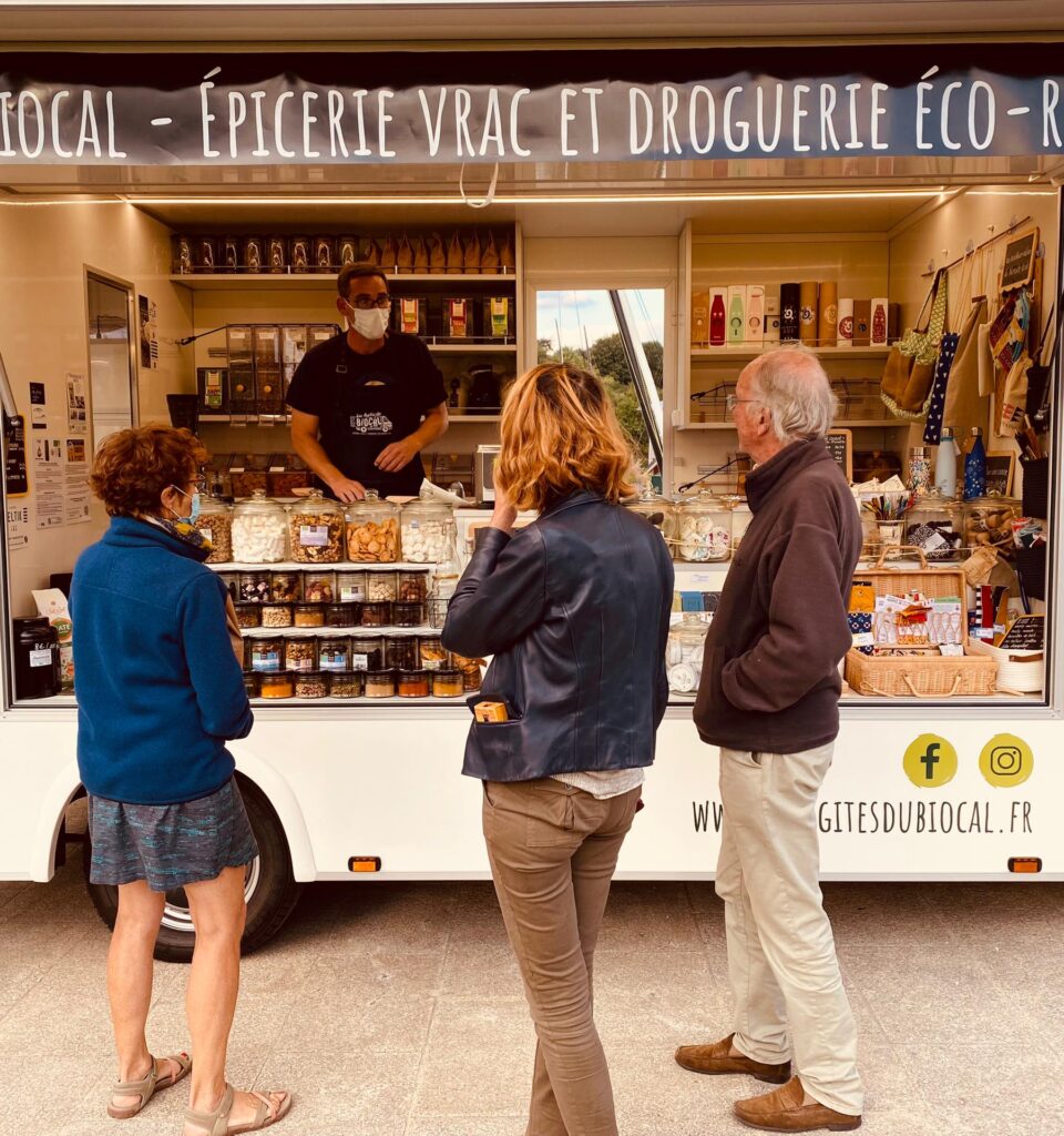 Julie Mathieu et Armel Devaux ont lancé cet été une épicerie de vrac ambulante.