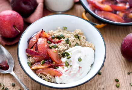 Bol déjeuner au quinoa et aux prunes