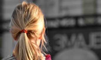 Des traces de polluants dans les cheveux
