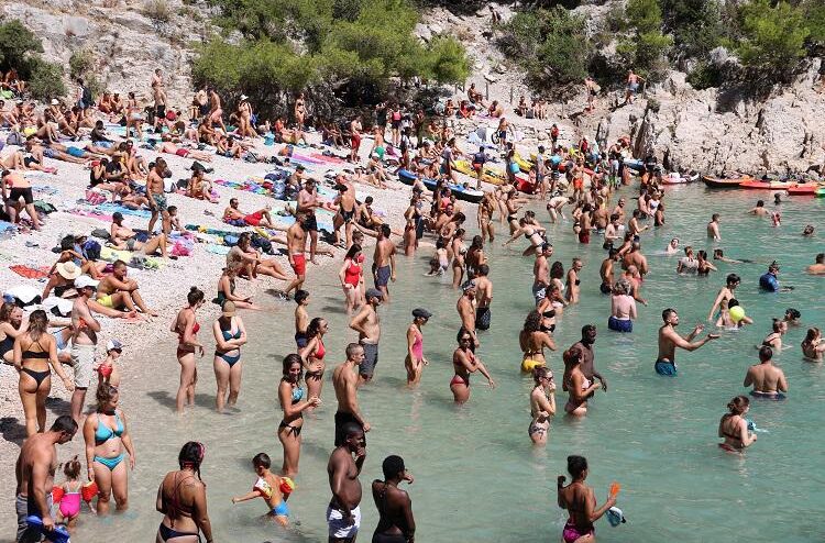 Sur son site, le parc national des Calanques affichent des photos de plages bondées.