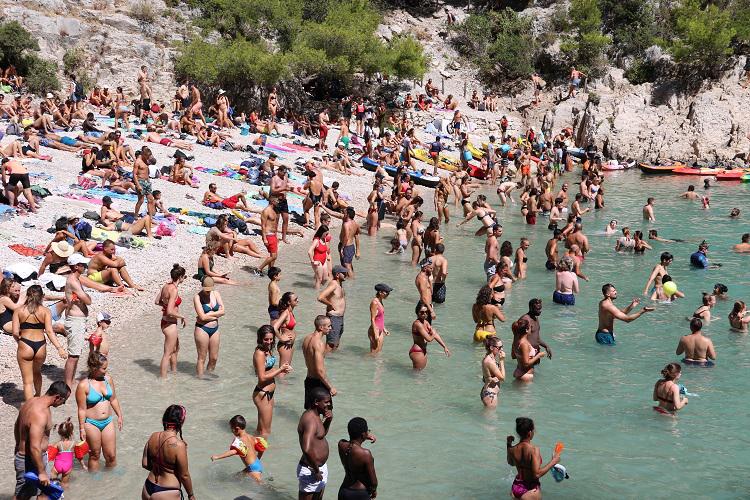 Sur son site, le parc national des Calanques affichent des photos de plages bondées.
