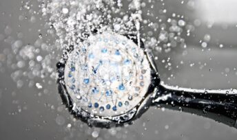 Prendre une douche permet d'économiser beaucoup d'eau par rapport à un bain.