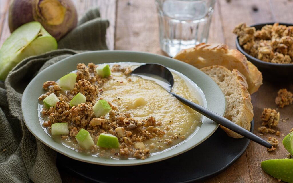 Soupe de rutabaga et pomme verte, granola de graines - Mon Quotidien Autrement - ©E. Montuclard
