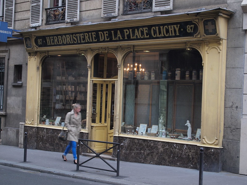 L'herboristerie de la place Clichy.