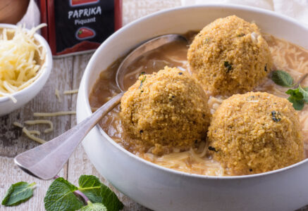 Boulettes de semoule sauce à l’oignon