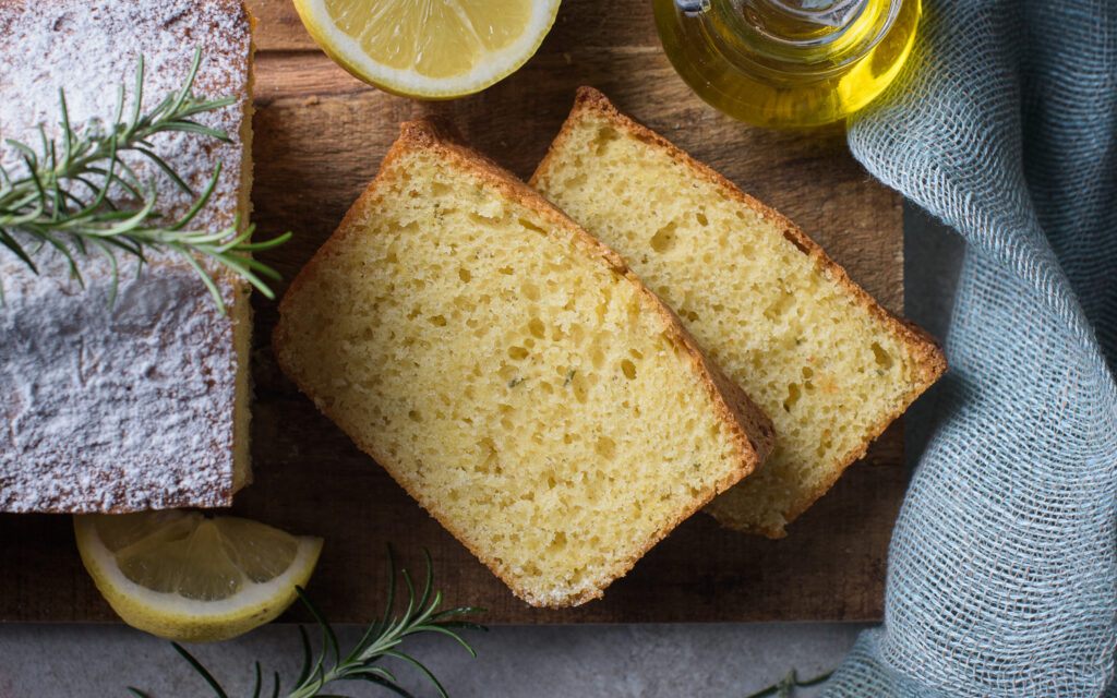 Cake au citron, à l'huile d'olive et au romarin - Mon Quotidien Autrement - ©E. Montuclard