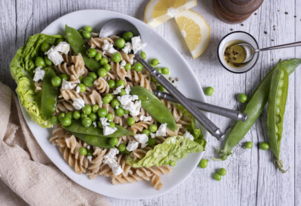 Pâtes complètes aux pois, à la feta et au citron