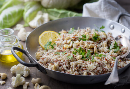 Semoule de chou-fleur frit, riz rouge et noix de cajou
