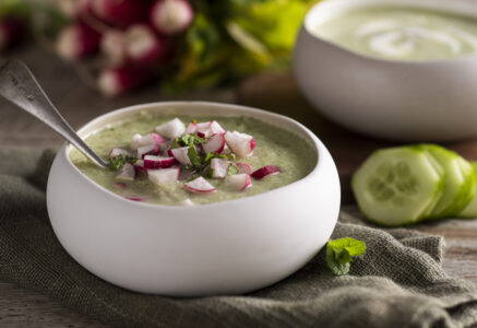 Soupe froide de concombre et radis roses