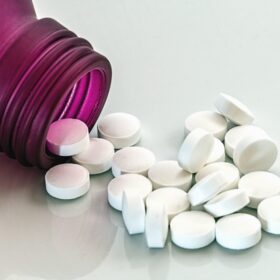 Flacon de médicaments © Stevepb