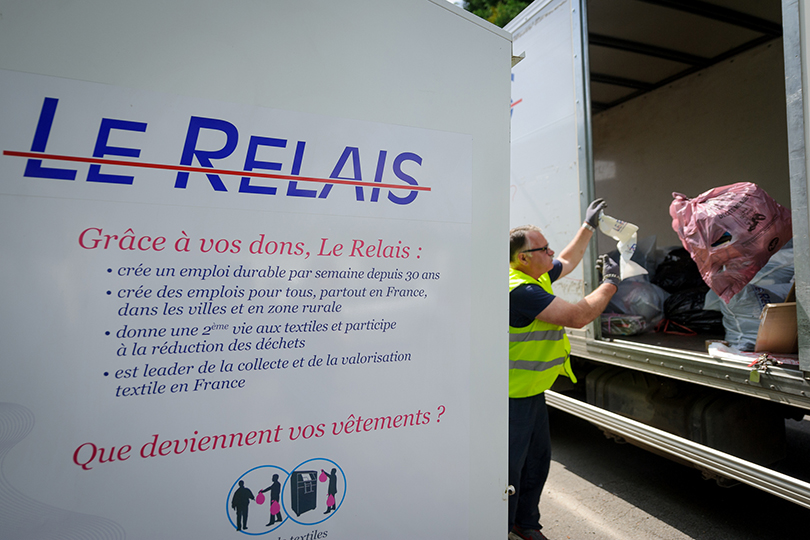Le relais se charge d'une large partie de la collecte de vêtements en France.