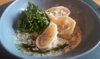 La ferme restaurant La Morinais propose une cuisine bio et locavore - à l'image de ces tortellini de veau épinard sauce suprême