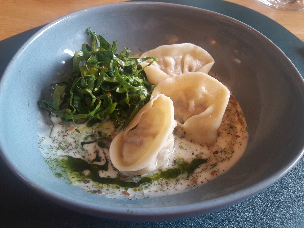 La ferme restaurant La Morinais propose une cuisine bio et locavore - à l'image de ces tortellini de veau épinard sauce suprême