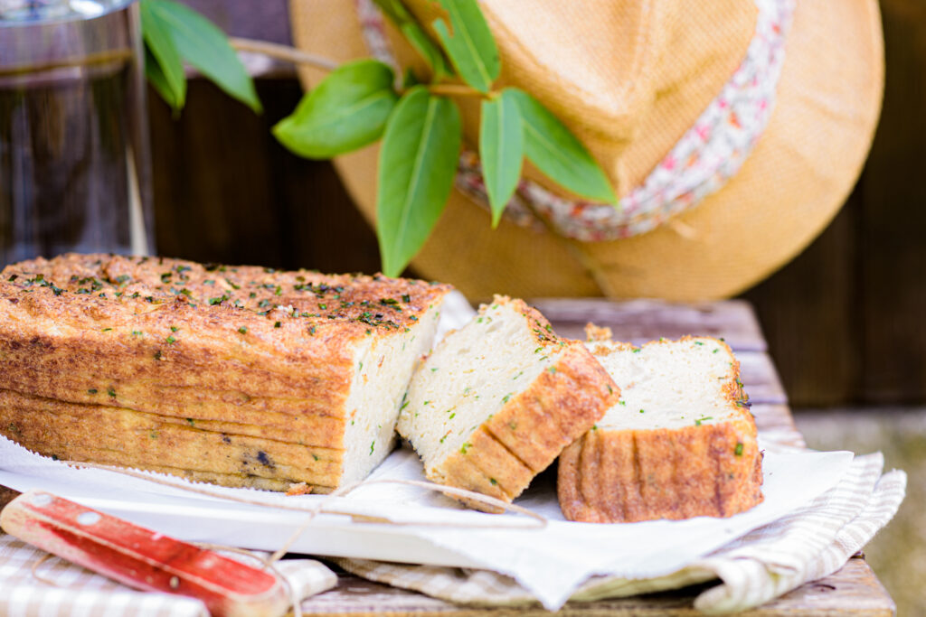 Cake sans gluten au chou-fleur, ail et ciboulette - Mon Quotidien Autrement - ©E. Montuclard