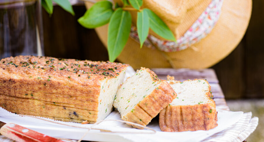 Cake sans gluten au chou-fleur, ail et ciboulette - Mon Quotidien Autrement - ©E. Montuclard