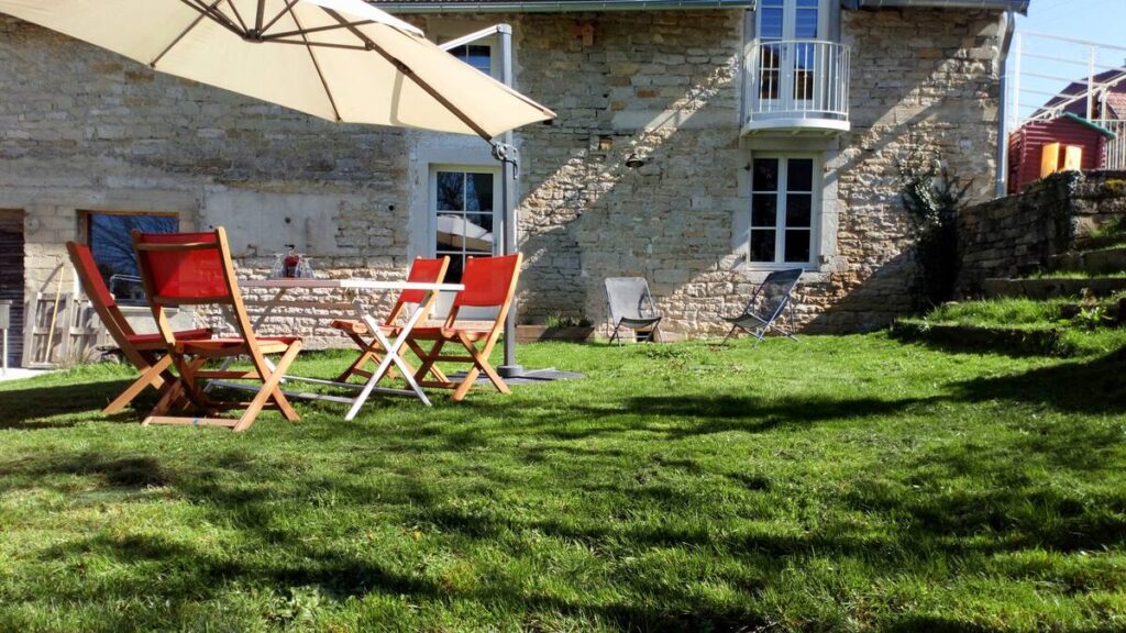Le gîte de l'herbier sous la rochette.