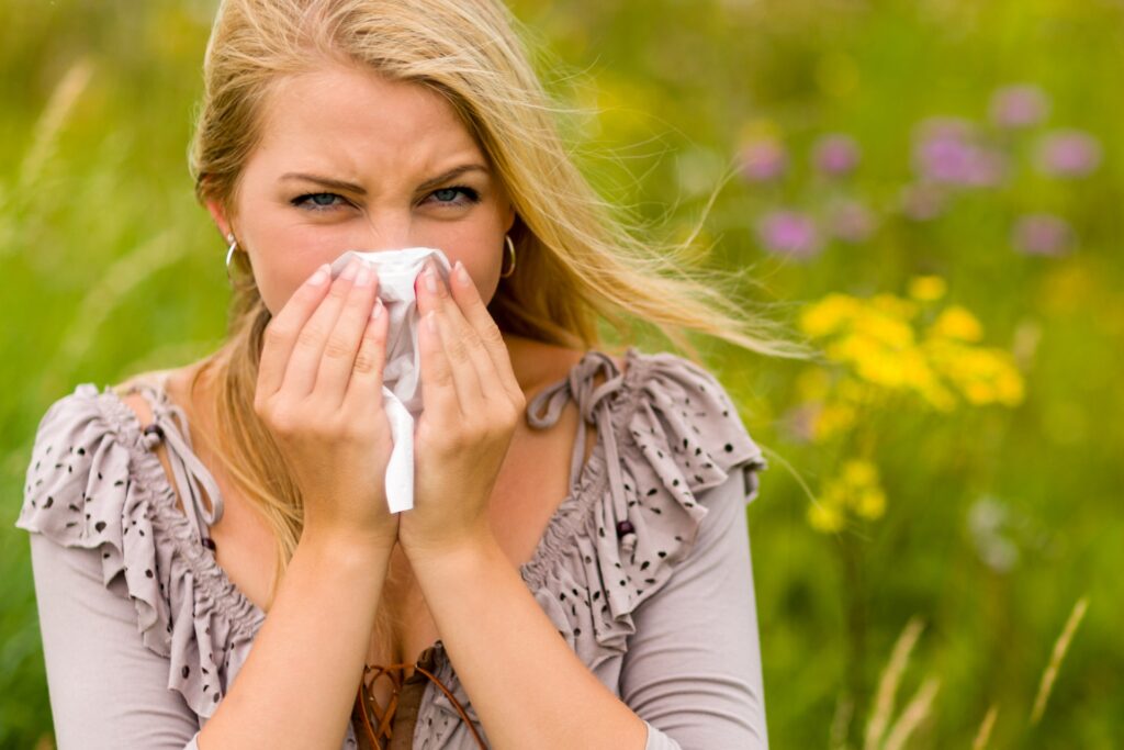 Les allergies provoquent très souvent des éternuements.