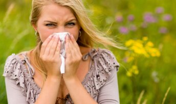 Les allergies provoquent très souvent des éternuements.