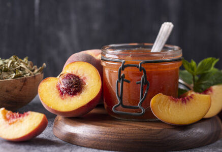 Confiture de pêche à la verveine et à la menthe