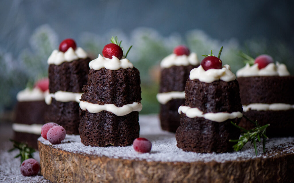 Gateaux au chocolat épicés, crème fouettée et cranberries - Mon Quotidien Autrement - ©E. Montuclard