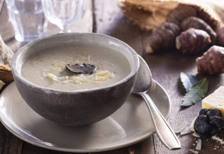Velouté de topinambours à l’huile de truffe et parmesan
