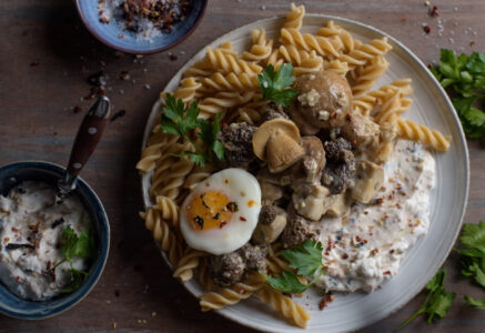 Assiette complète aux pâtes et aux champignons