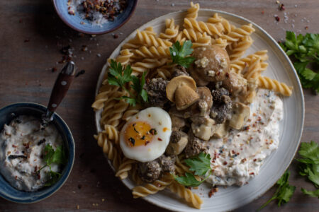 Assiette complète aux pâtes et aux champignons