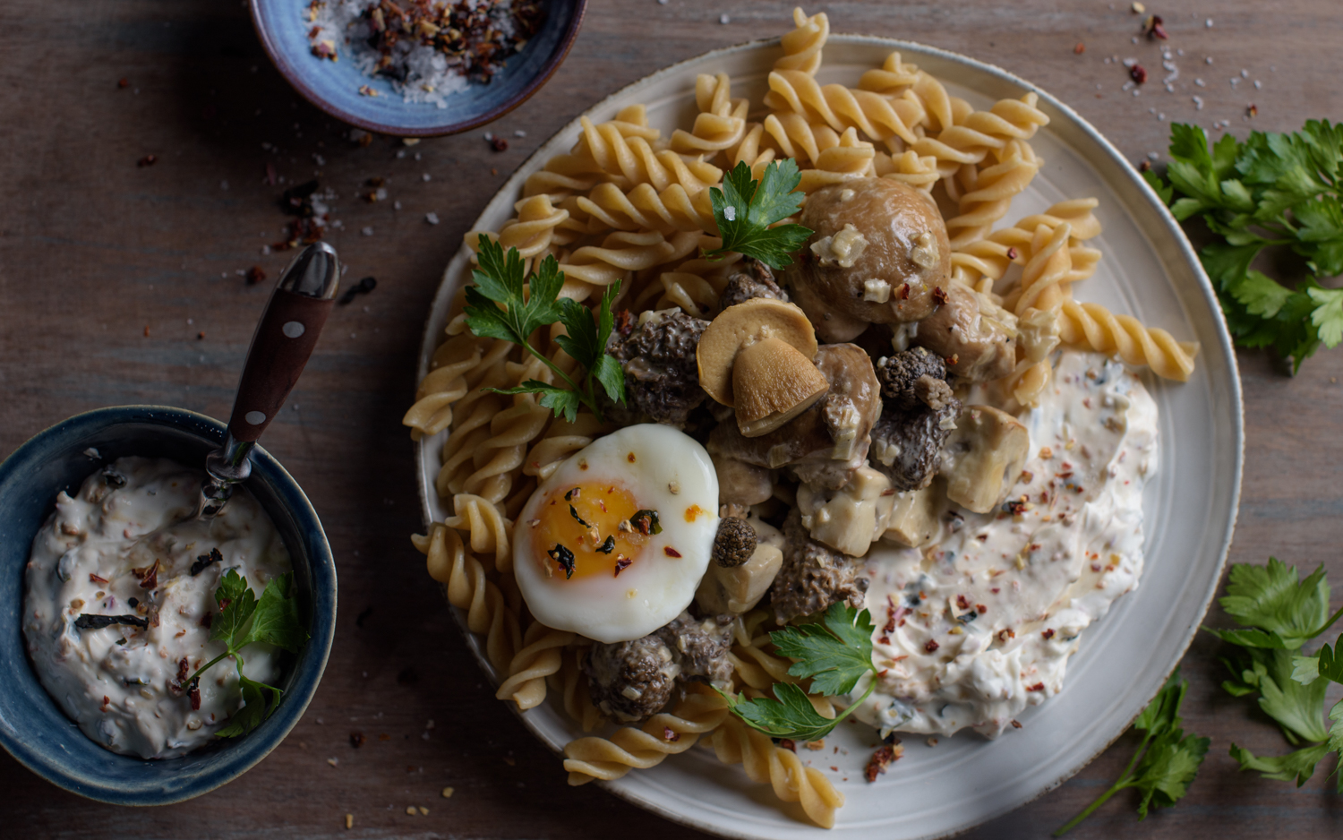 Assiette complète aux pâtes et aux champignons