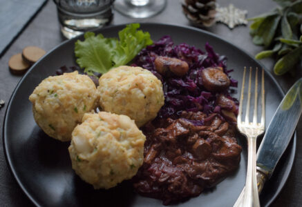 Knödels, chou rouge aux châtaignes et sauce aux girolles
