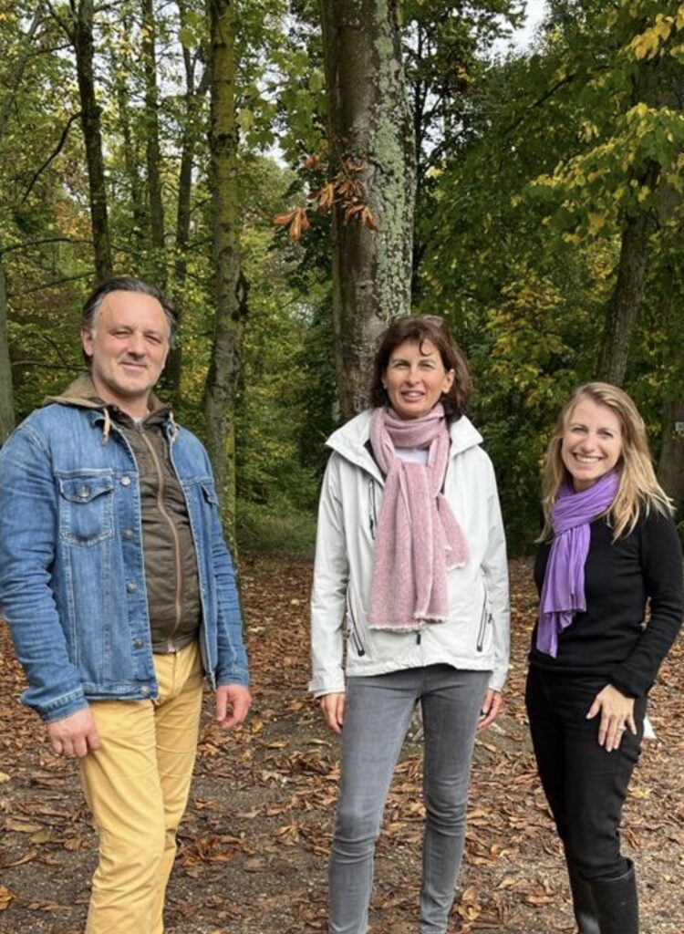 Hortense Noiret (à droite) avec les deux autres cofondateurs des ateliers « Nature et coopération » - Photo personnelle