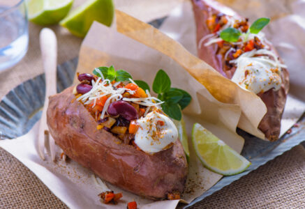 Patates douces rôties et garnies à la mexicaine